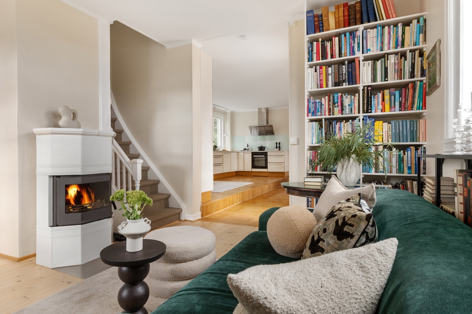 Fra entré inn til forstue med peis Galleribilde