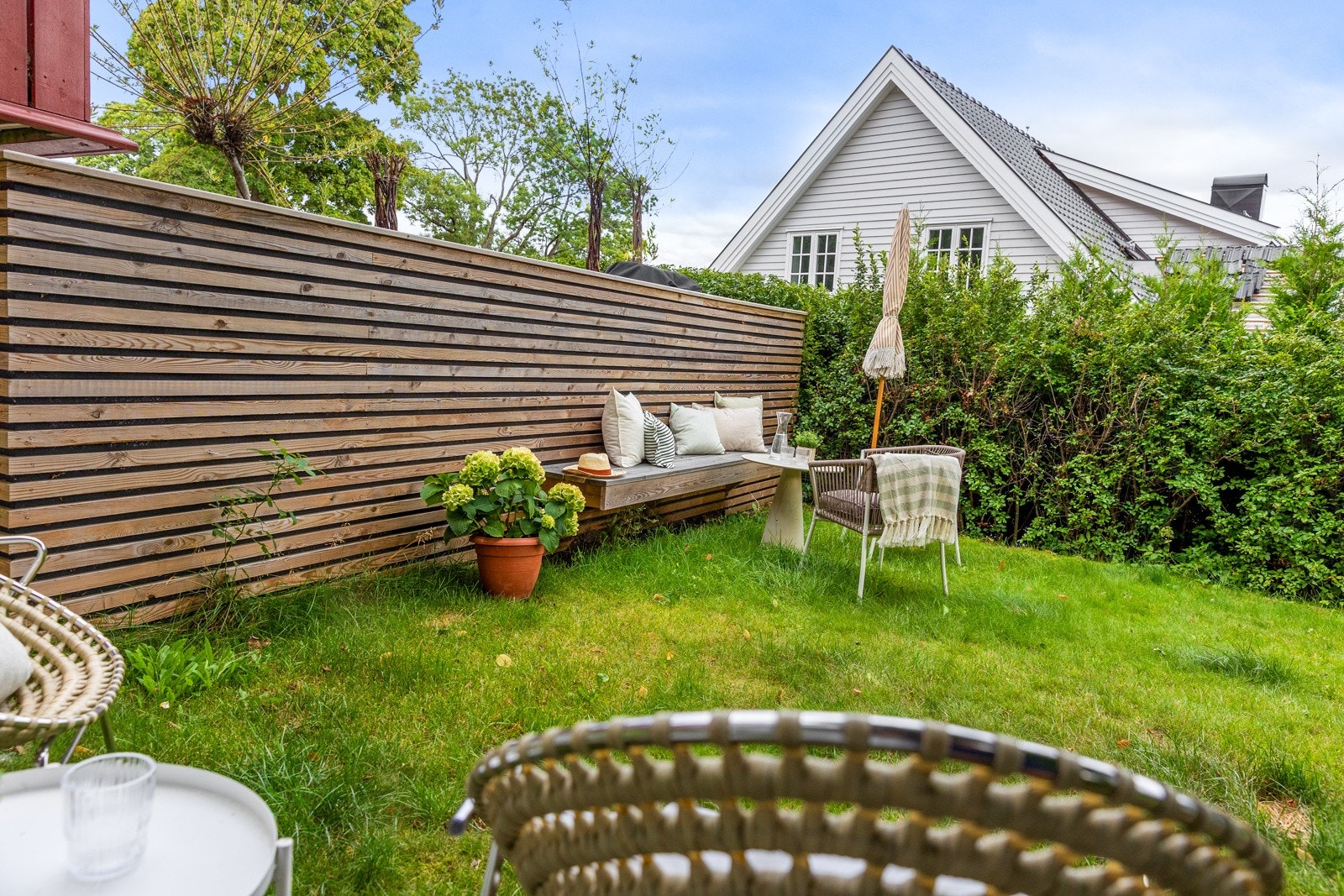 Opparbeidet hage med plassbygget sittebenk og spilegjerde Galleribilde