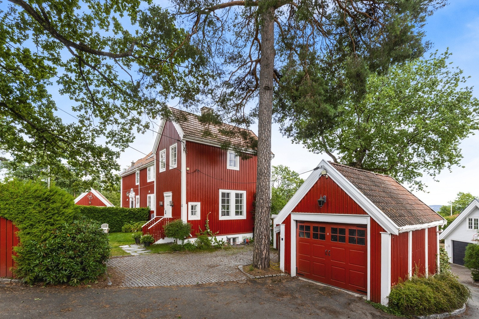 Garasje og biloppstillingsplass med plass til 2 biler. Utvendig sykkel- og redskapsbod. Elbillader. Galleribilde
