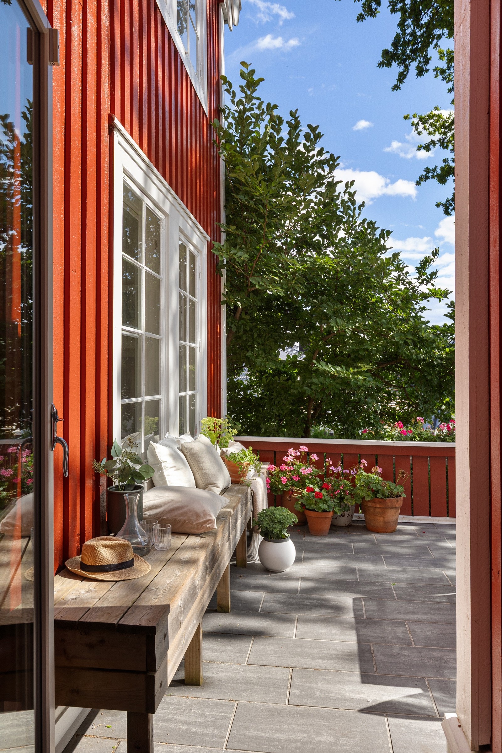 Utgang til terrasse mellom stuen og forstuen Galleribilde