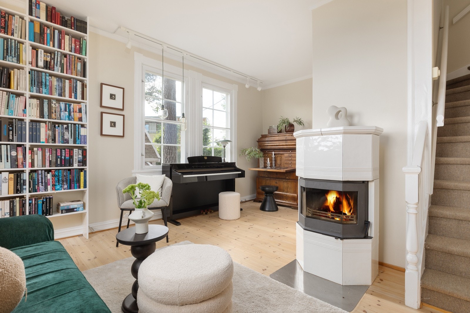 Forstue med lekker peisovn som gir ekstra sjarm og varme Galleribilde