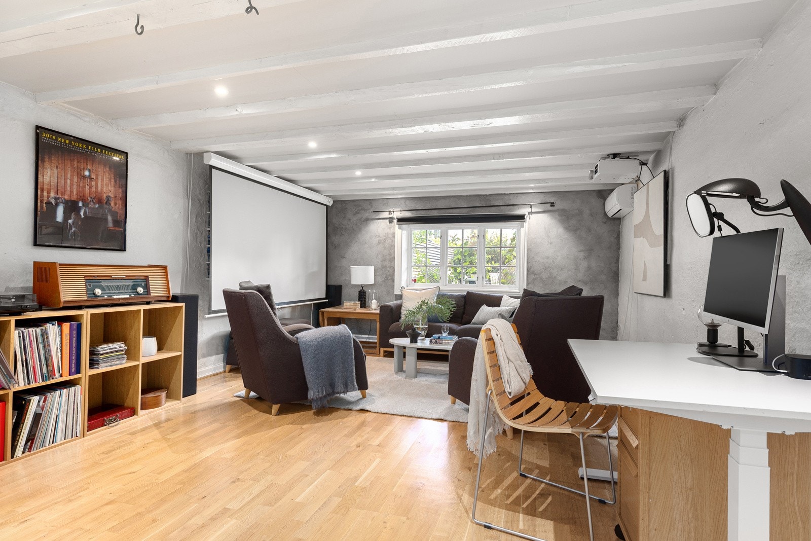 Kjeller med innredet rom, vinbod, flere boder og bad/vaskerom Galleribilde