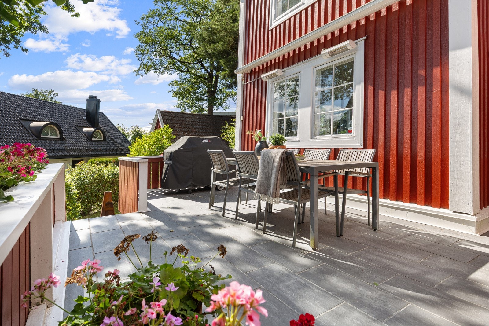 Stor terrasse med plass til spisebord oggrill Galleribilde