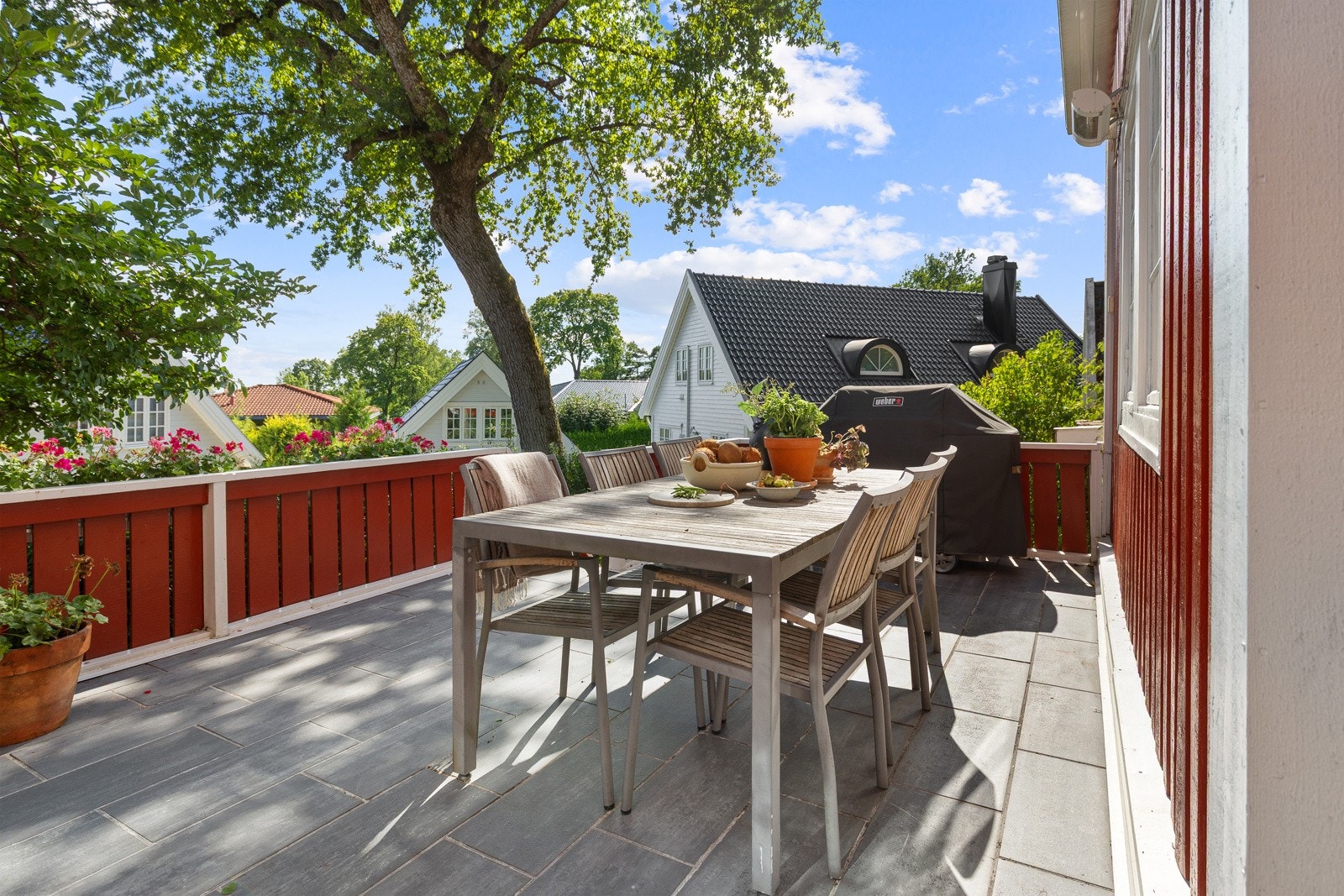 Boligen har pent opparbeidet tomt med flere solrike uteplasser Galleribilde