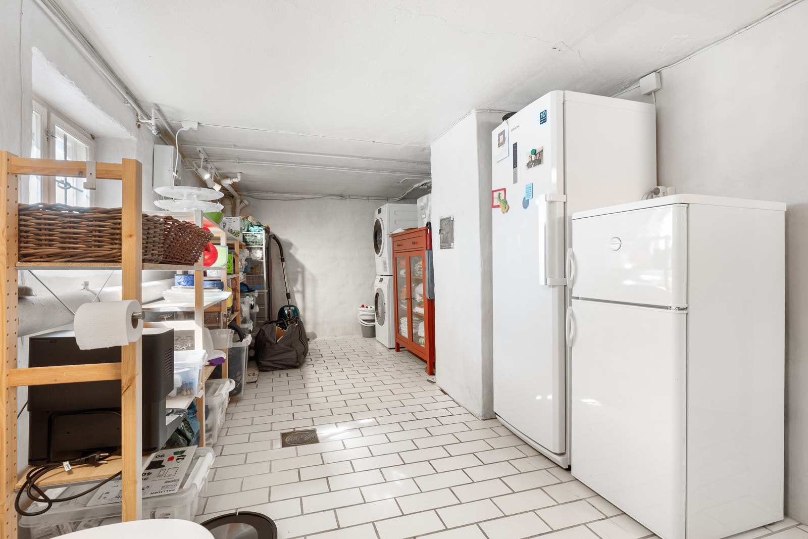 Vaskerom med dusj, vask og WC, og god plass til oppbevaring Galleribilde