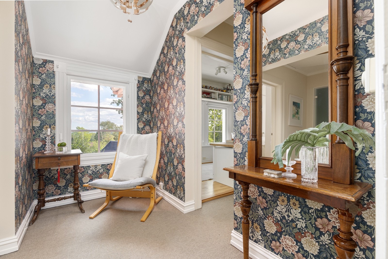 Mellomgang med adkomst til tre soverom og to bad Galleribilde