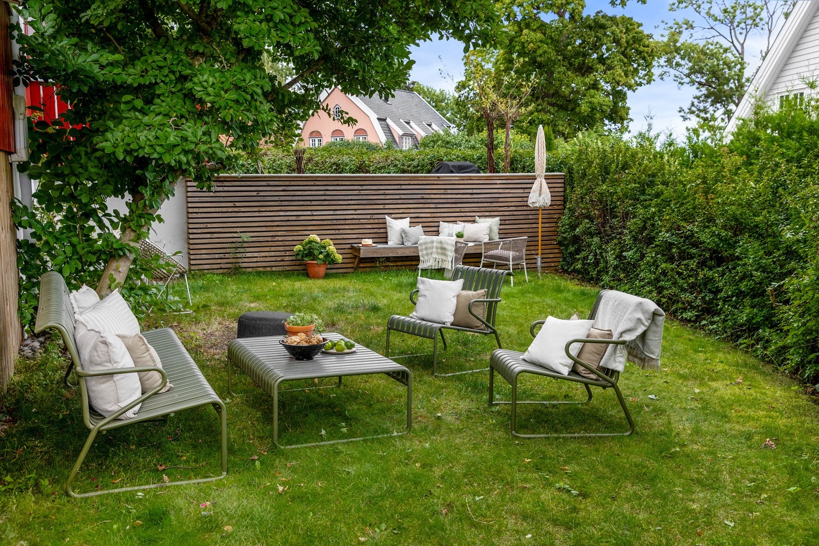 Inngjerdet hage for to- og firbente små Galleribilde