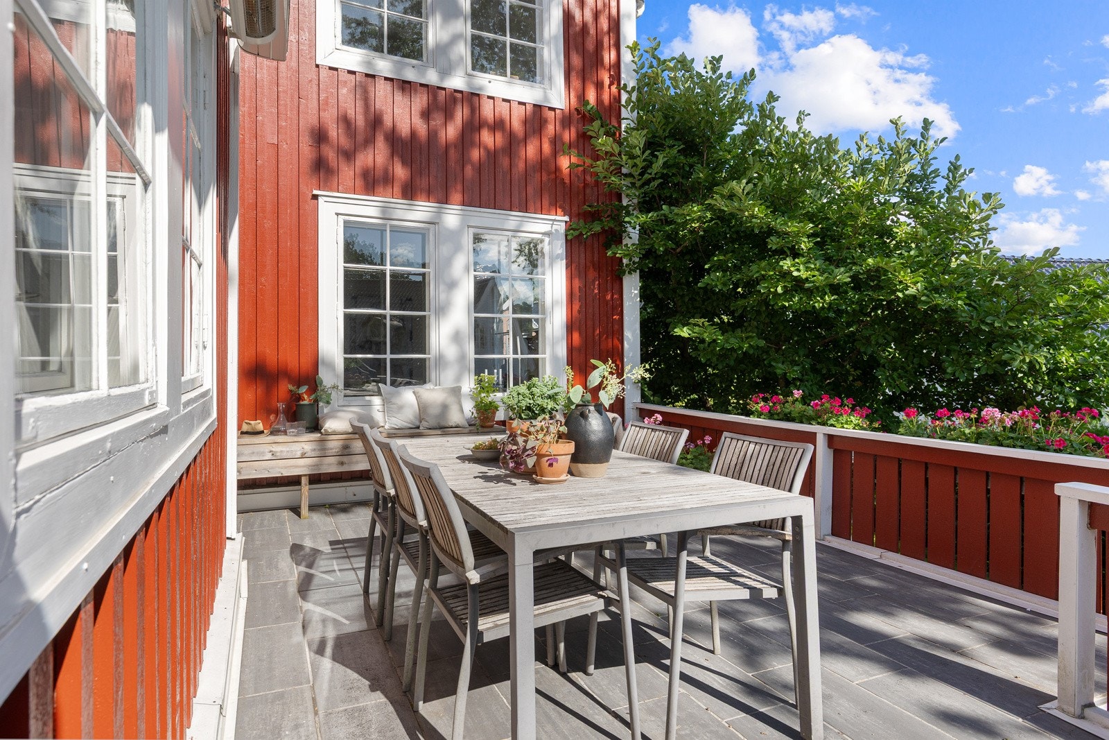 Det er montert elektriske markise og varmelamper på terrassen Galleribilde