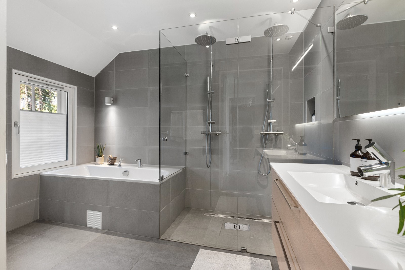 Pent flislagt hovedbad i 2. etasje Galleribilde