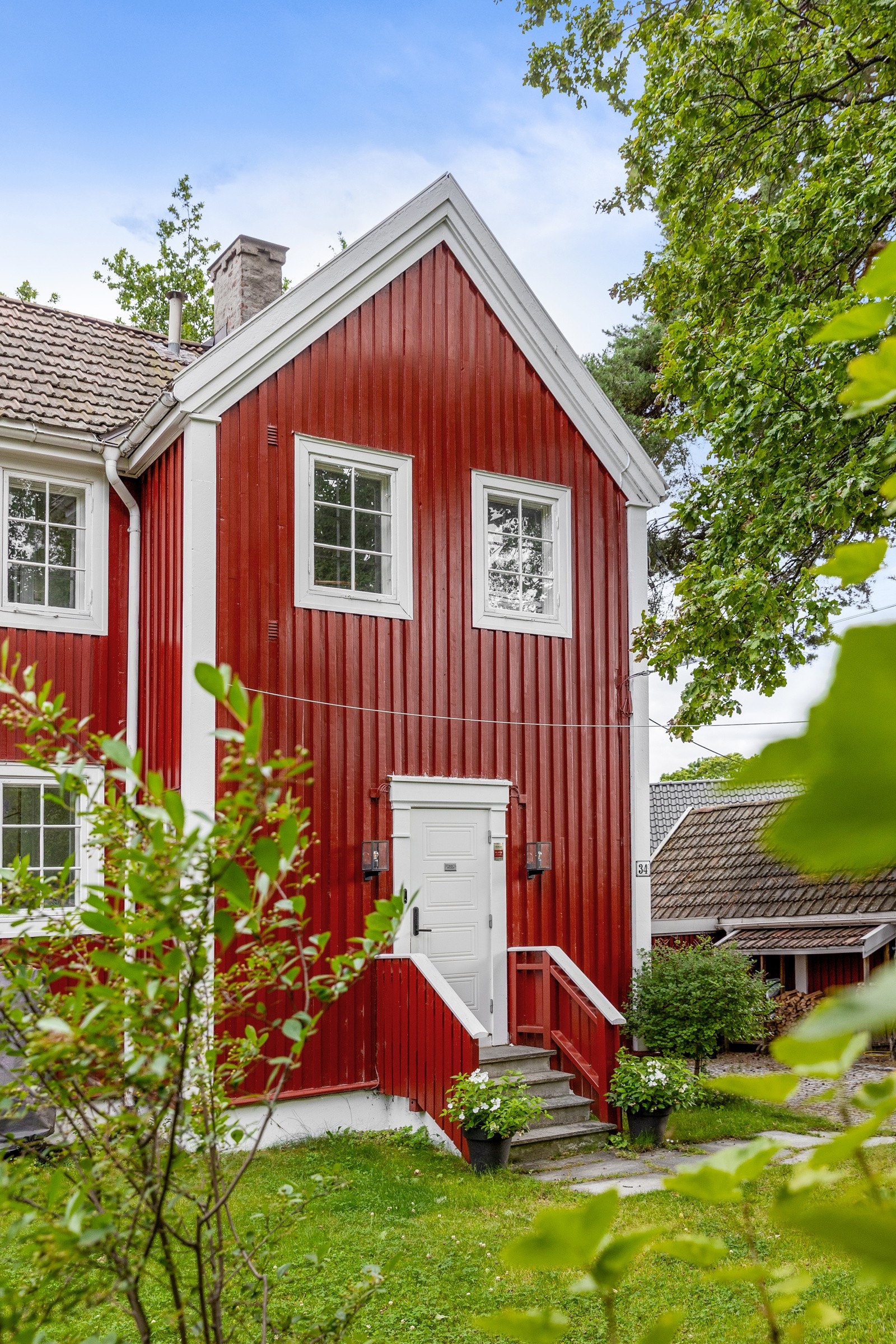 I 2015 ble det gitt rammetillatelse for loftsutbygging m/takterrasse. Se eget punkt i salgsoppgaven Galleribilde