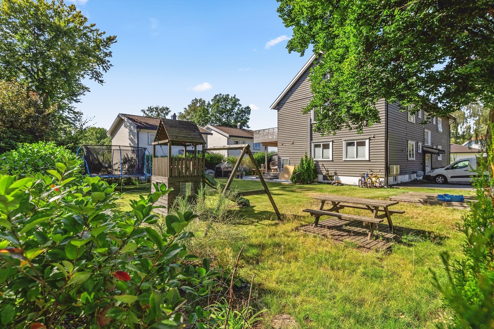 Fellesarealer med fine fasiliteter som lekestati og trampoline Galleribilde