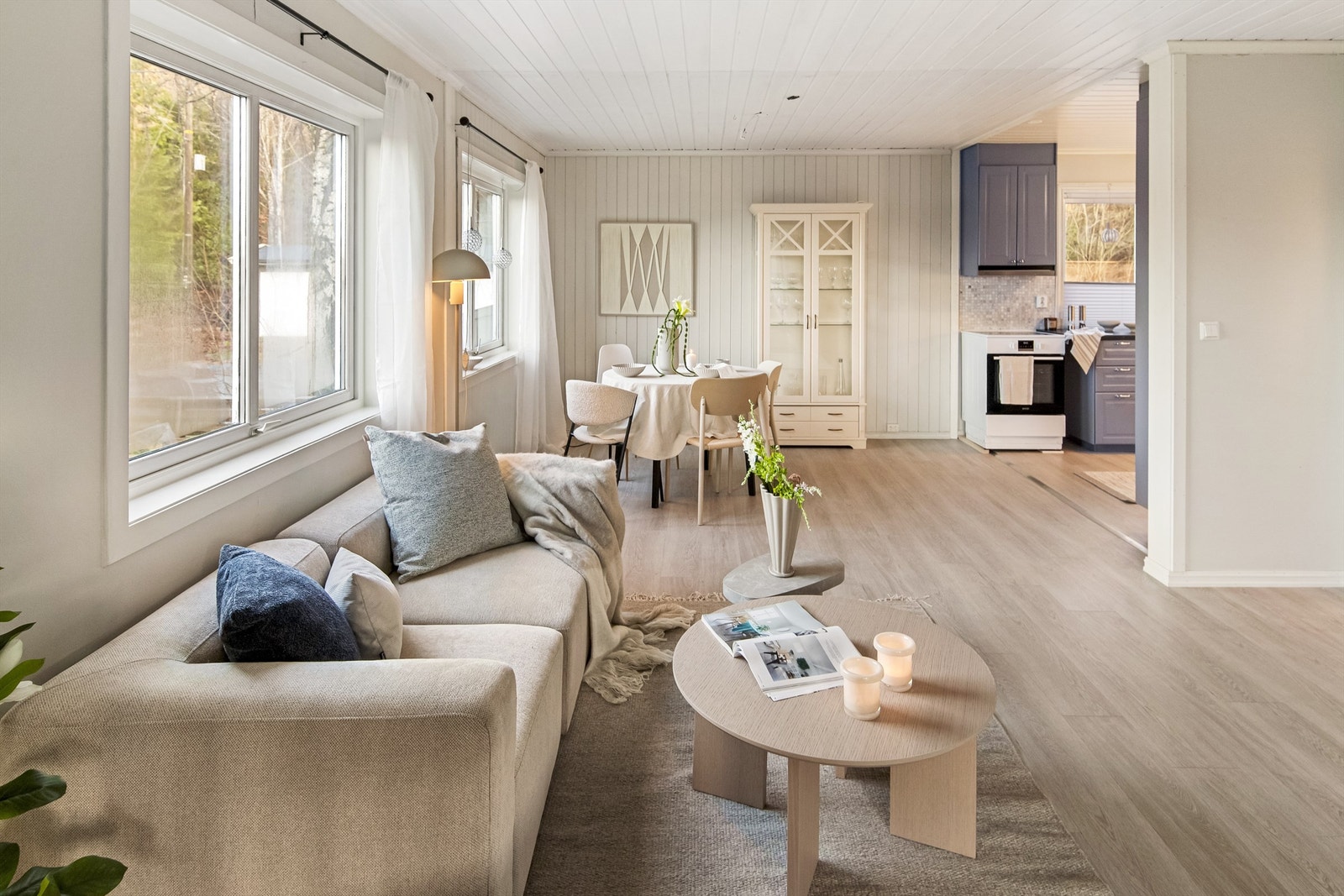 Spisestuen ligger praktisk plassert ved kjøkkenet Galleribilde