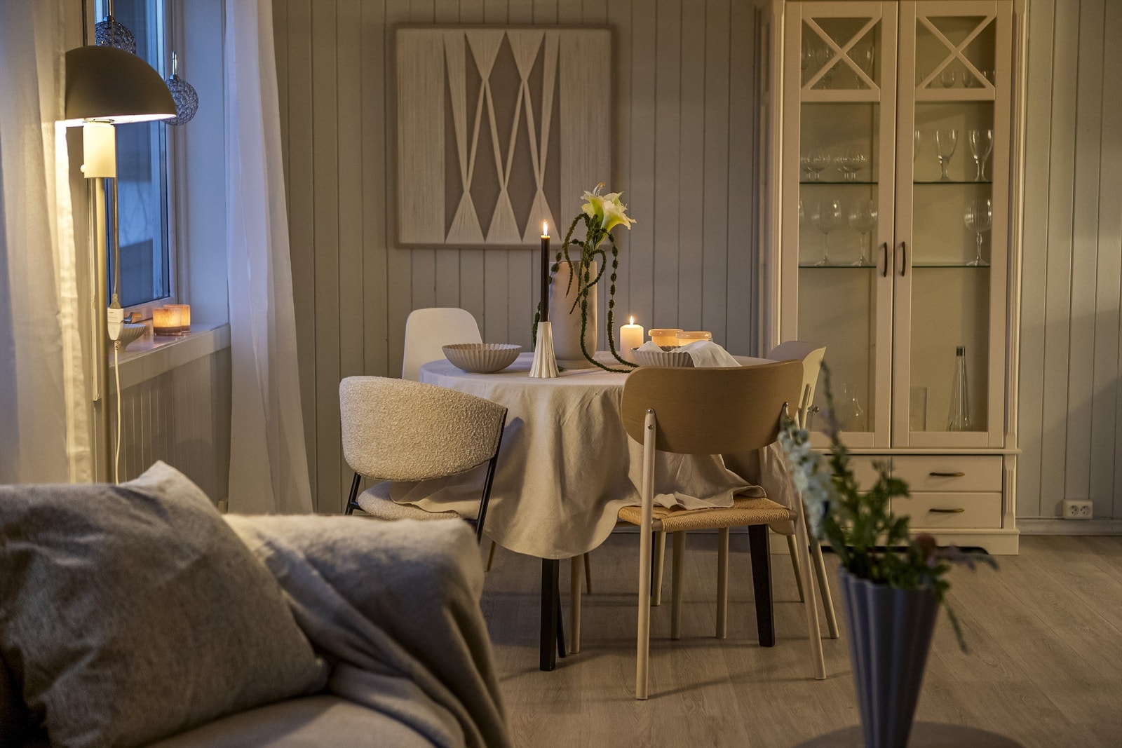 Med god varme fra peisovn skapes det en egen stemning i stuen Galleribilde