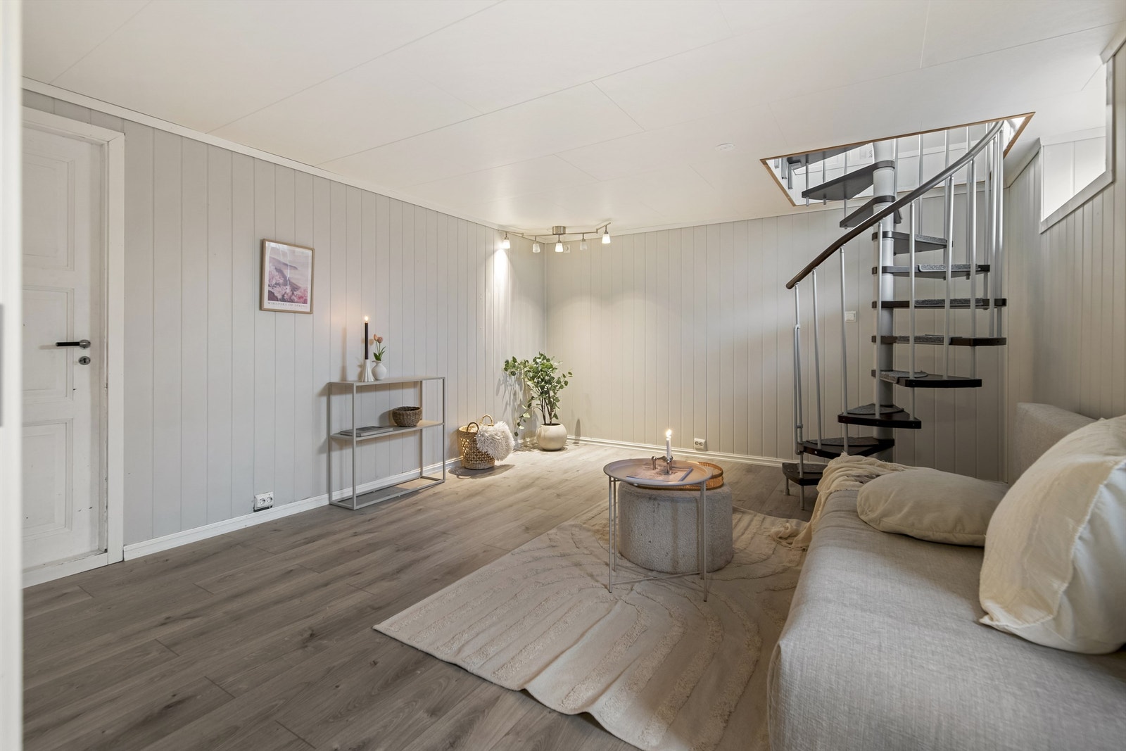 Underetasjen har en fin stue som nylig er godkjent for varig opphold Galleribilde