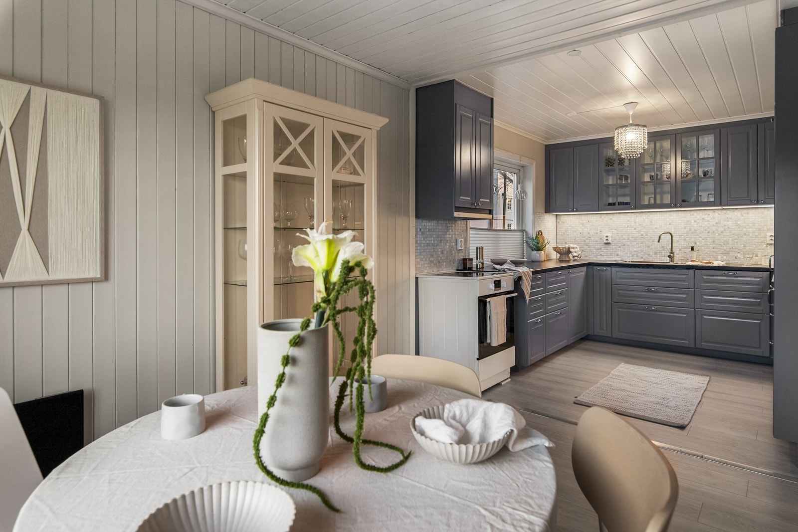 Kjøkkenet i grå uteførelse Galleribilde