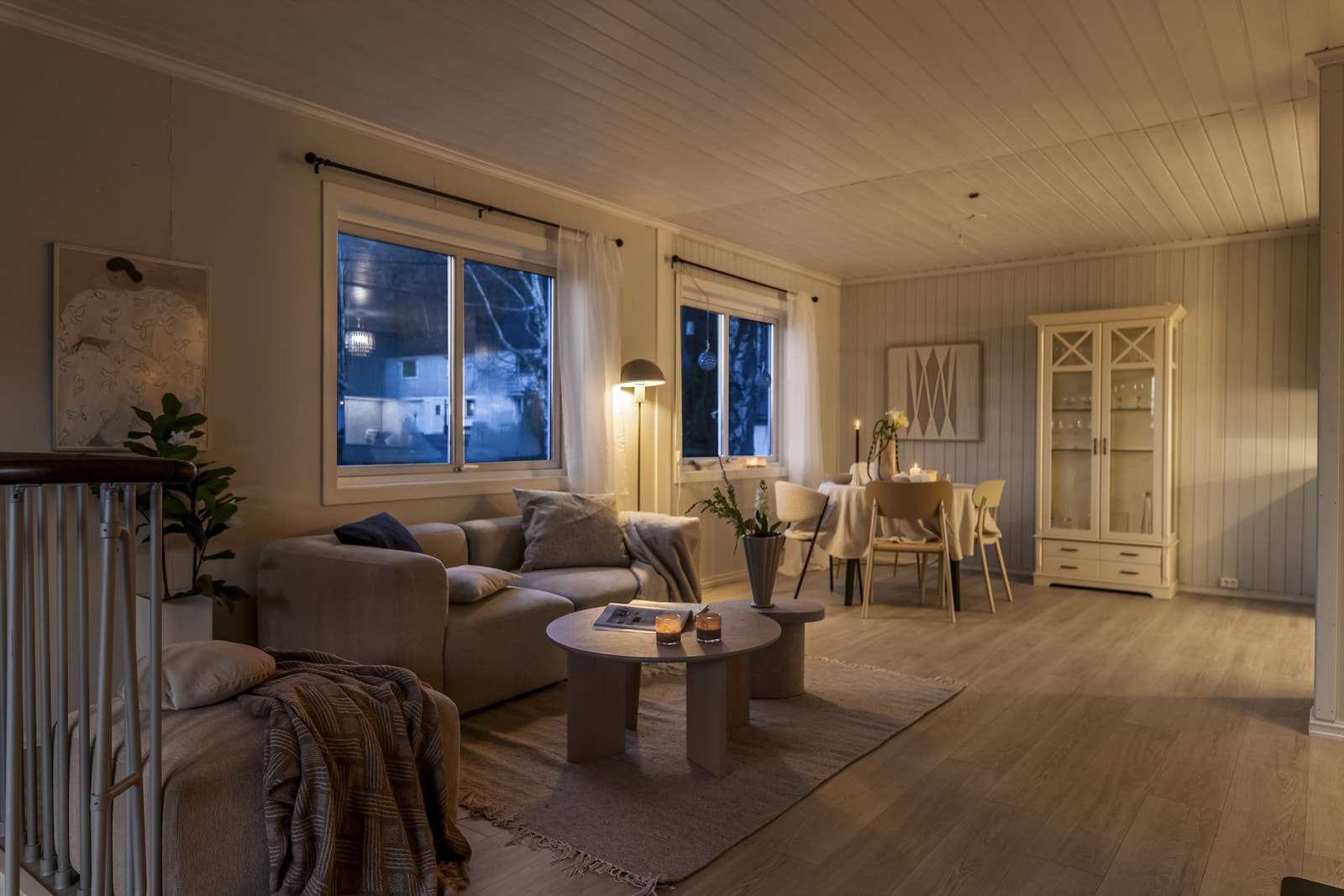 En lun og fin stemning i stuen på kveldstid Galleribilde