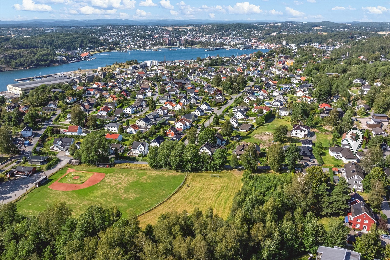 Område, her er du nære butikker, skoler og turområder Galleribilde