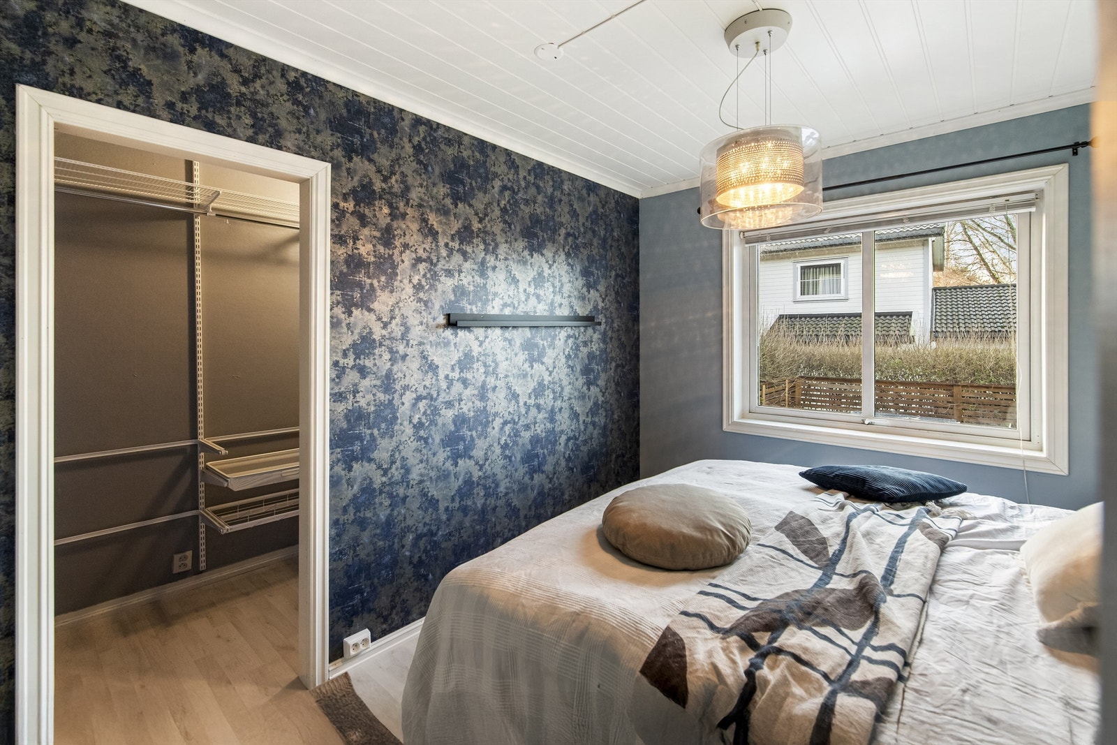 Soverommet har god størrelse og walk in garderobe Galleribilde