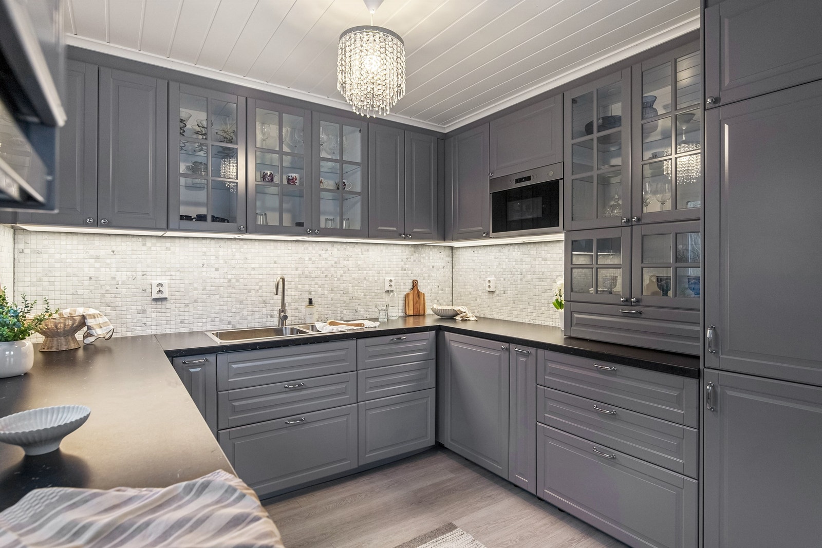 Nyere kjøkken med profilerte fronter Galleribilde