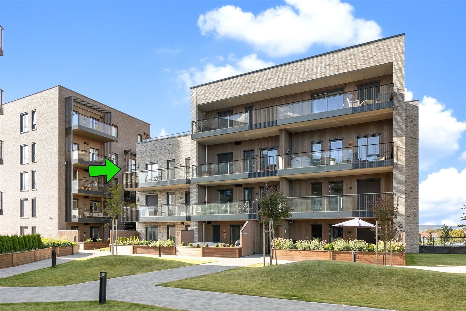 Leiligheten ligger i 3.etasje fra atriet og er gjennomgående. Balkongen på andre siden. Heis internt i bygget. Galleribilde