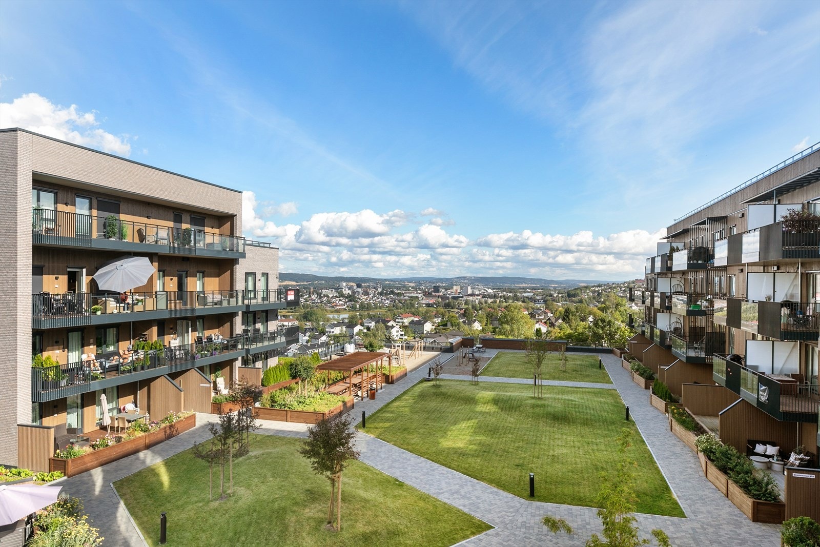 Utsikt ned det flotte gårdsrommet og mot Lillestrøm sentrum i bakgrunnen. Galleribilde