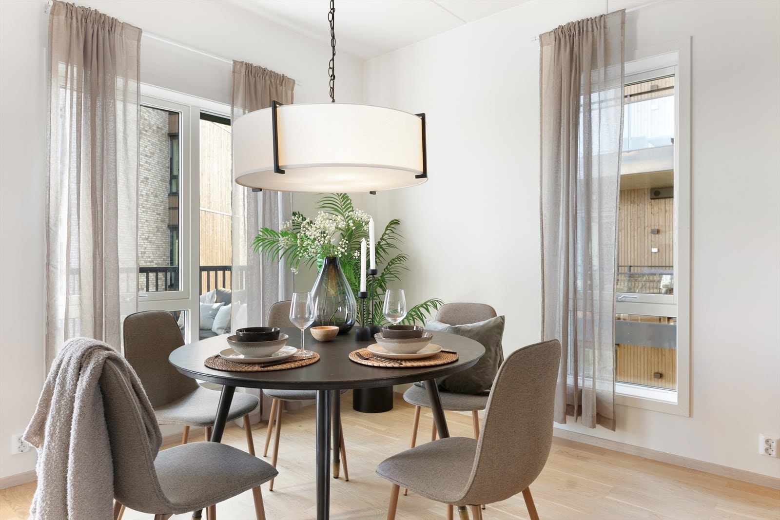 Her kan du nyte et hyggelig måltid i lyse og koselig omgivelser. Galleribilde