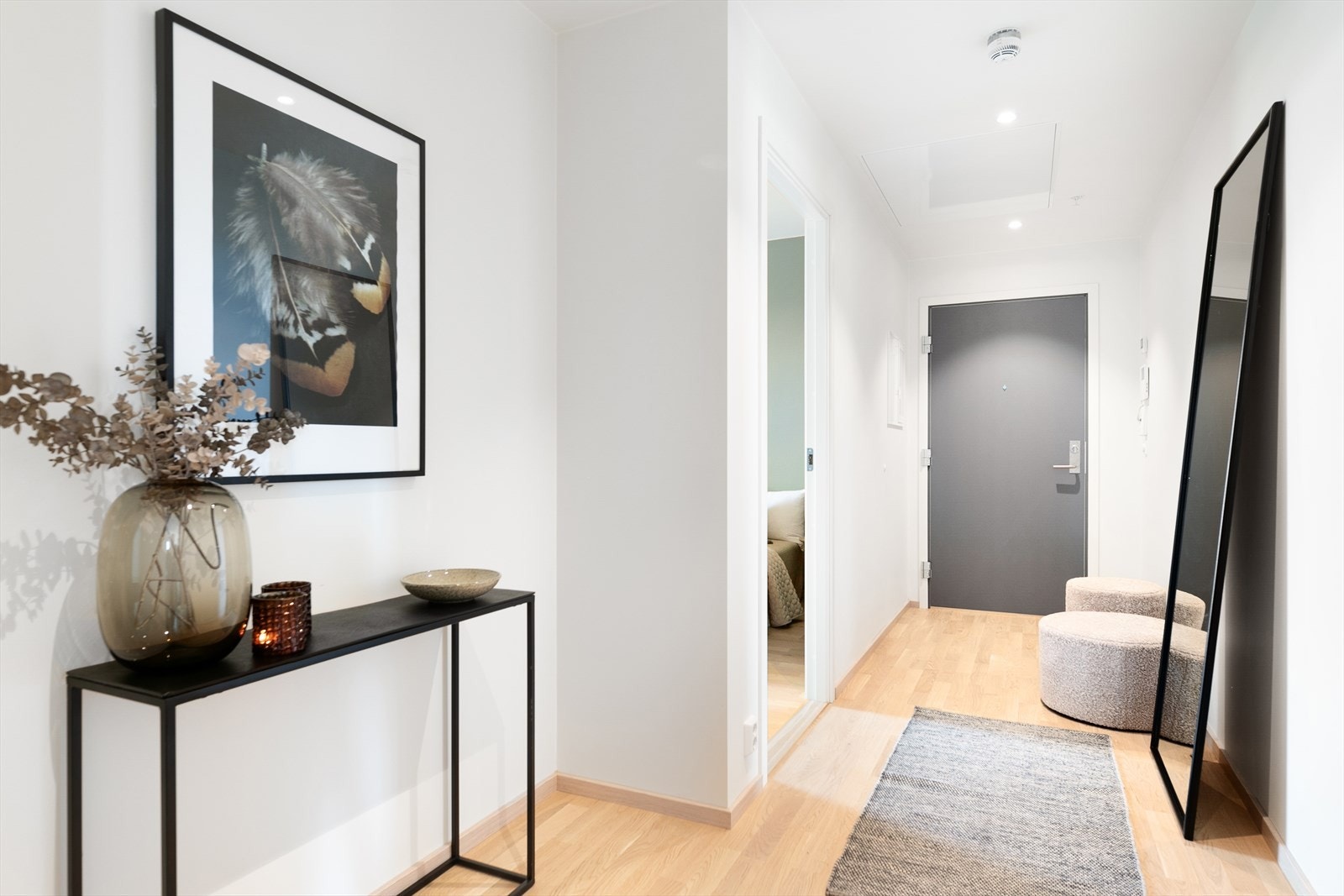 Gangen har en egen garderobenisje. Galleribilde