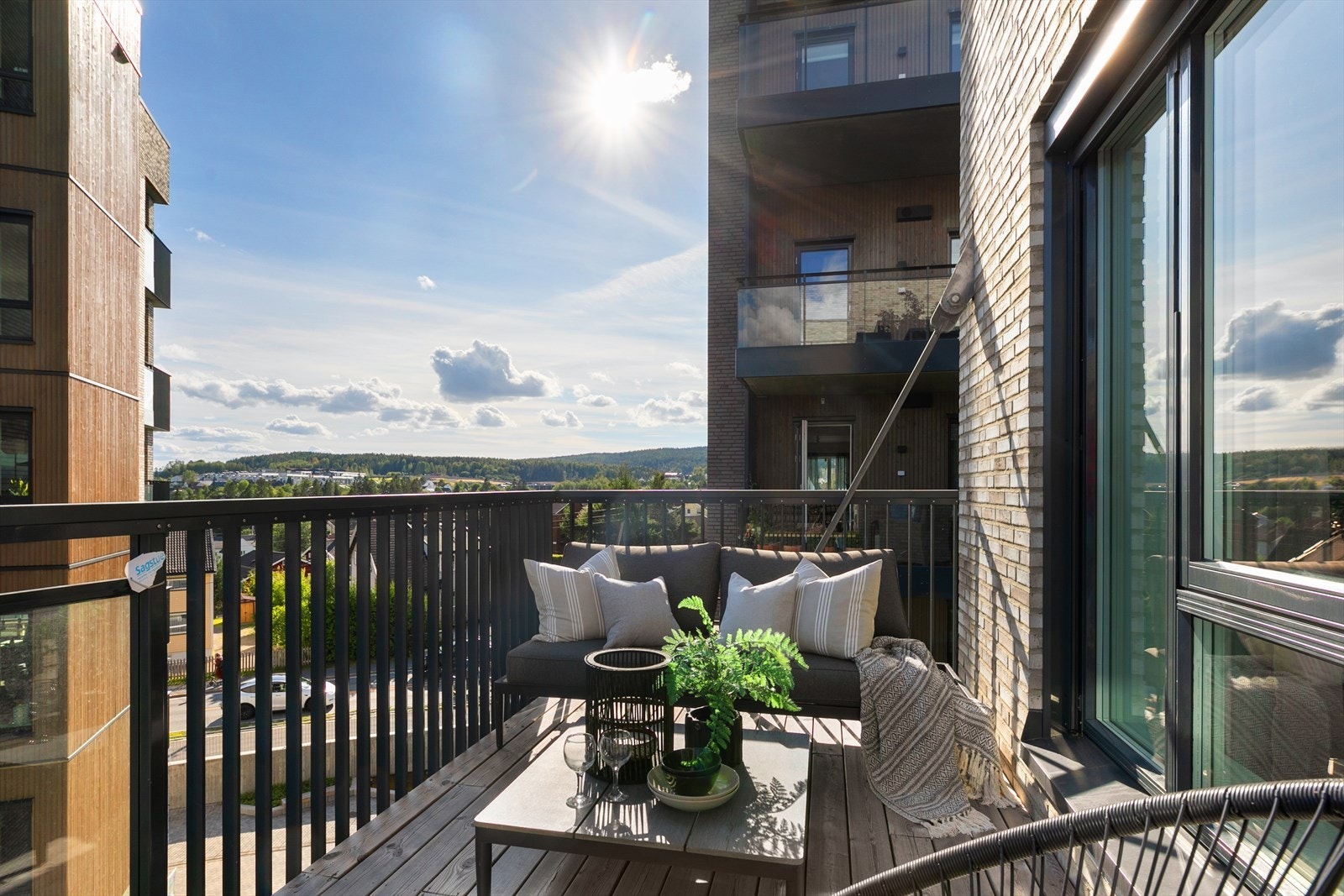 Herlig uterom med fine solforhold og flott utsikt mot Lillestrøm og her mot Skjetten. Galleribilde