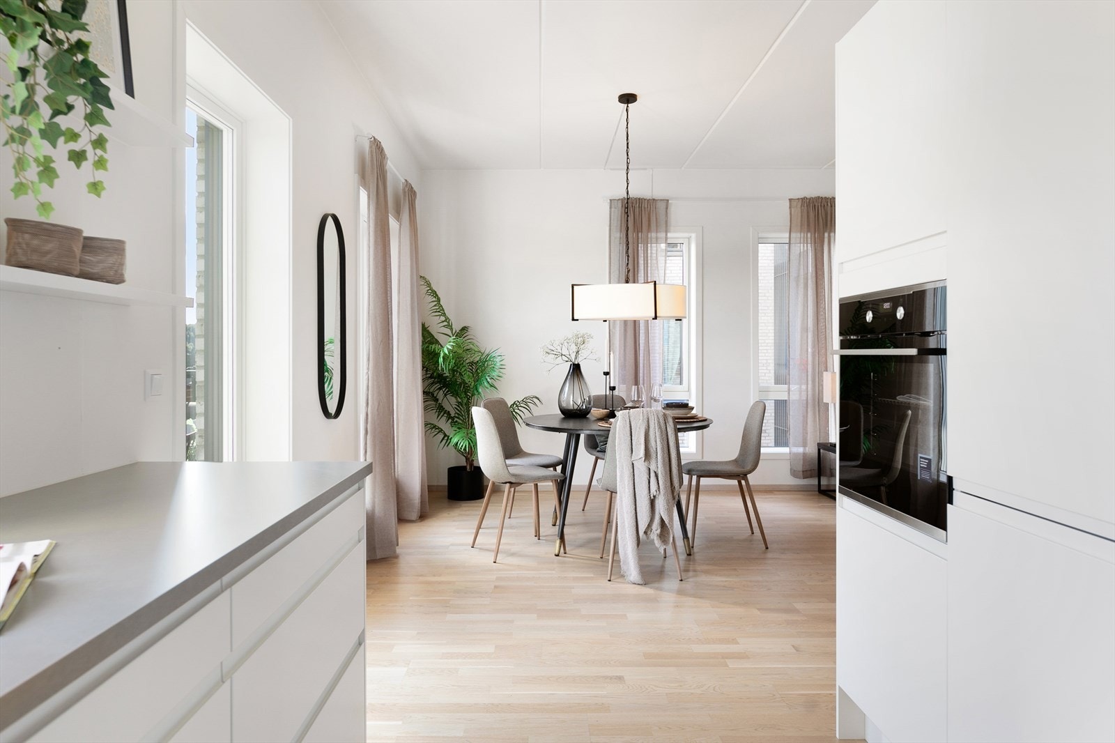 Spisestuen har sin naturlige plass i overgangen mellom kjøkken og stue. Galleribilde