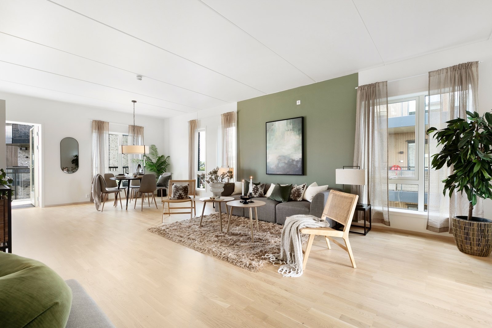 Store vinduer som gir rommet er herlig dagslys. Galleribilde