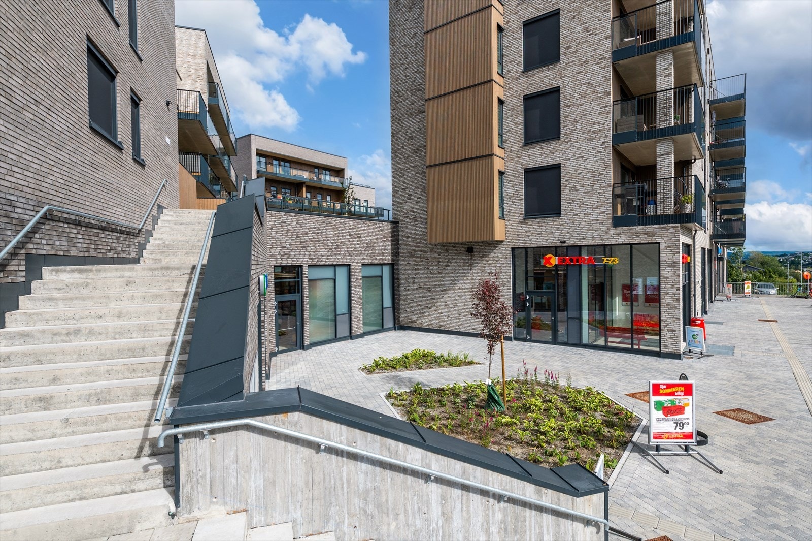 Pene fellesområder foran bygget med matbutikk og apotek. Galleribilde