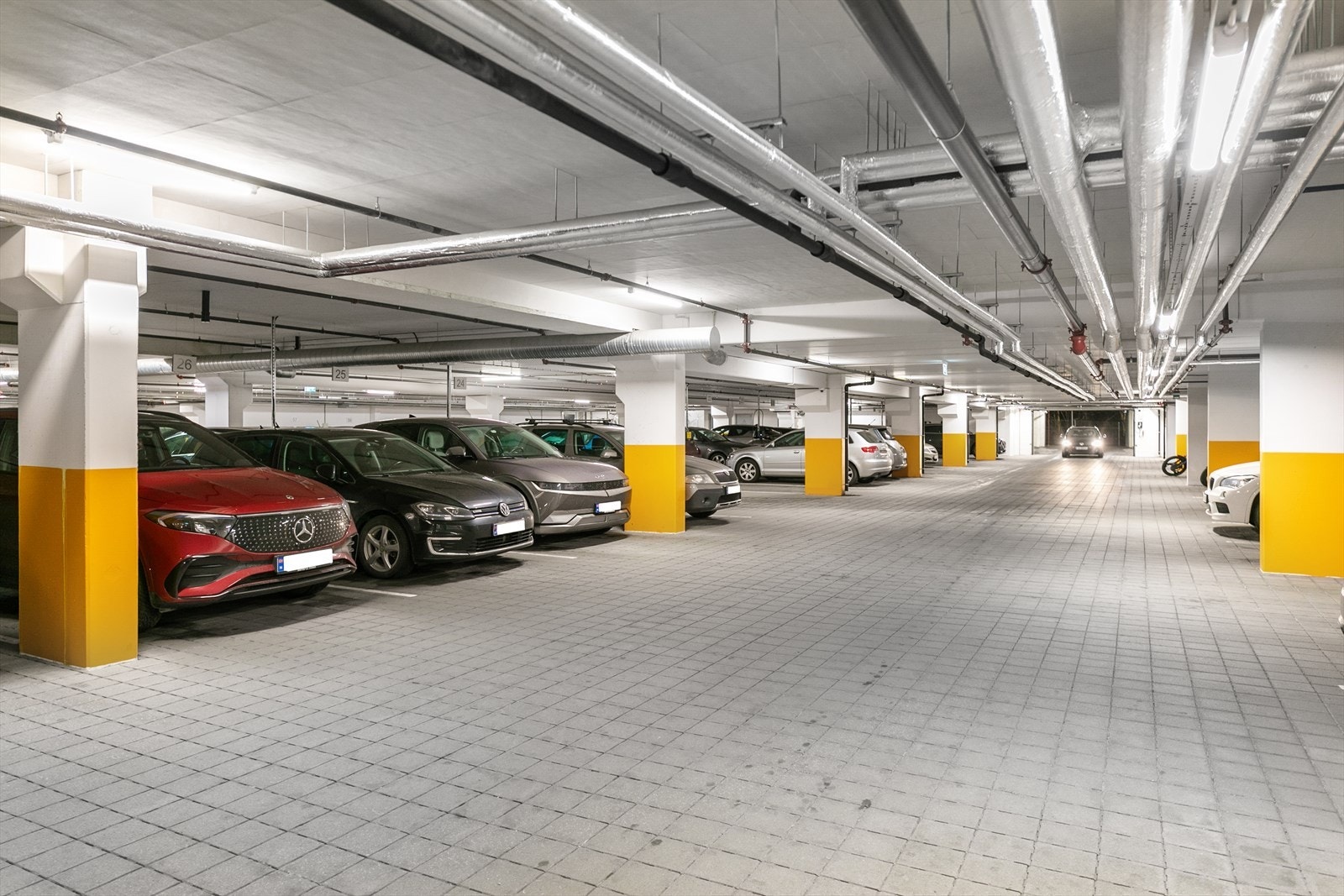 To biloppstillingsplasser i garasjen. Galleribilde