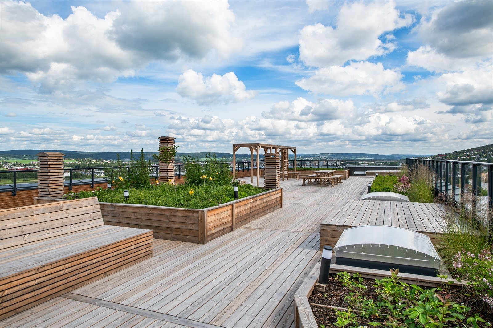 Takterrassen topper opplevelsen. Her et det liggestoler og sittegrupper i skjønn forening. Galleribilde