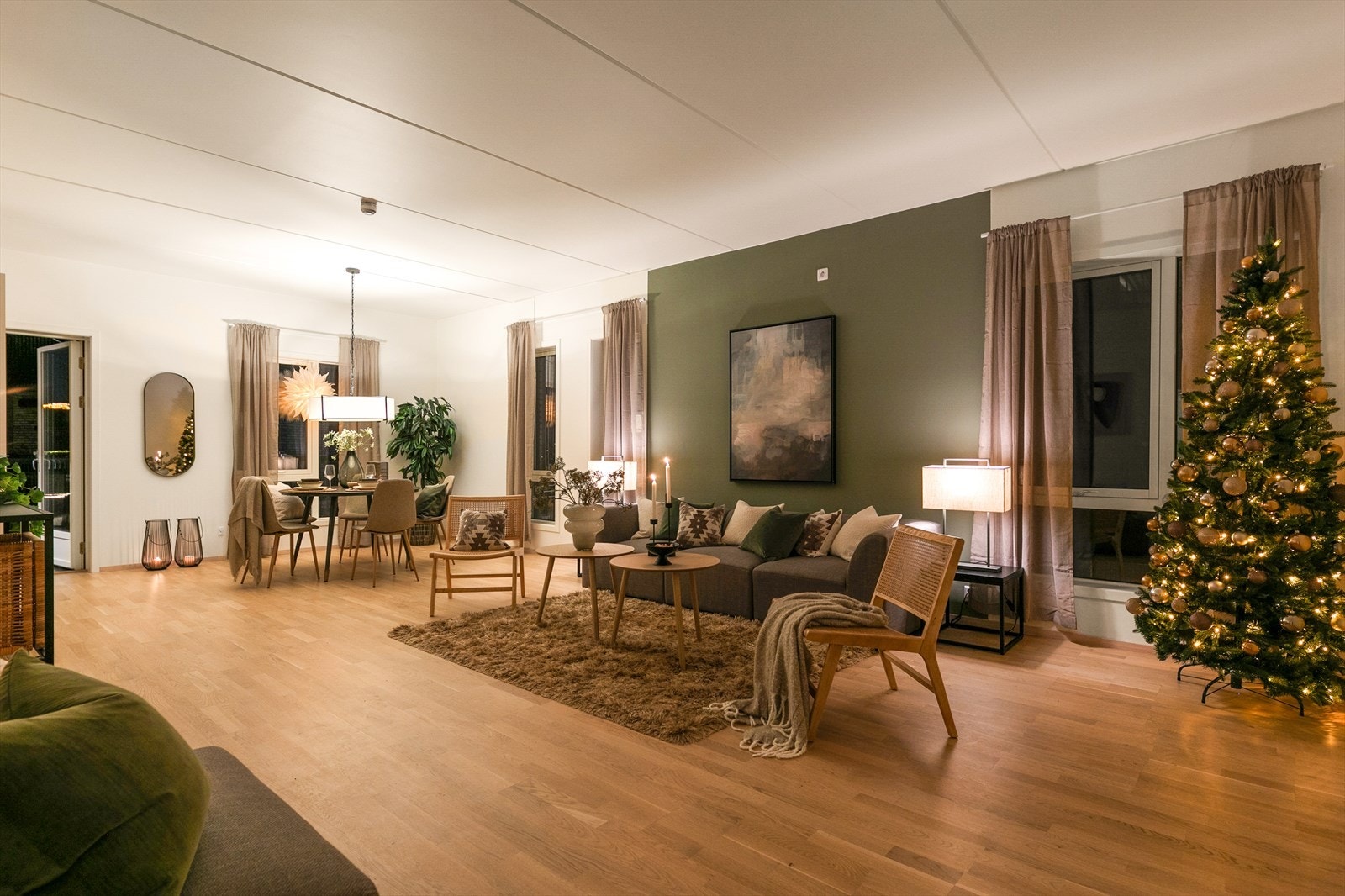 Stor stue som åpner for flere løsninger for møblering. Galleribilde