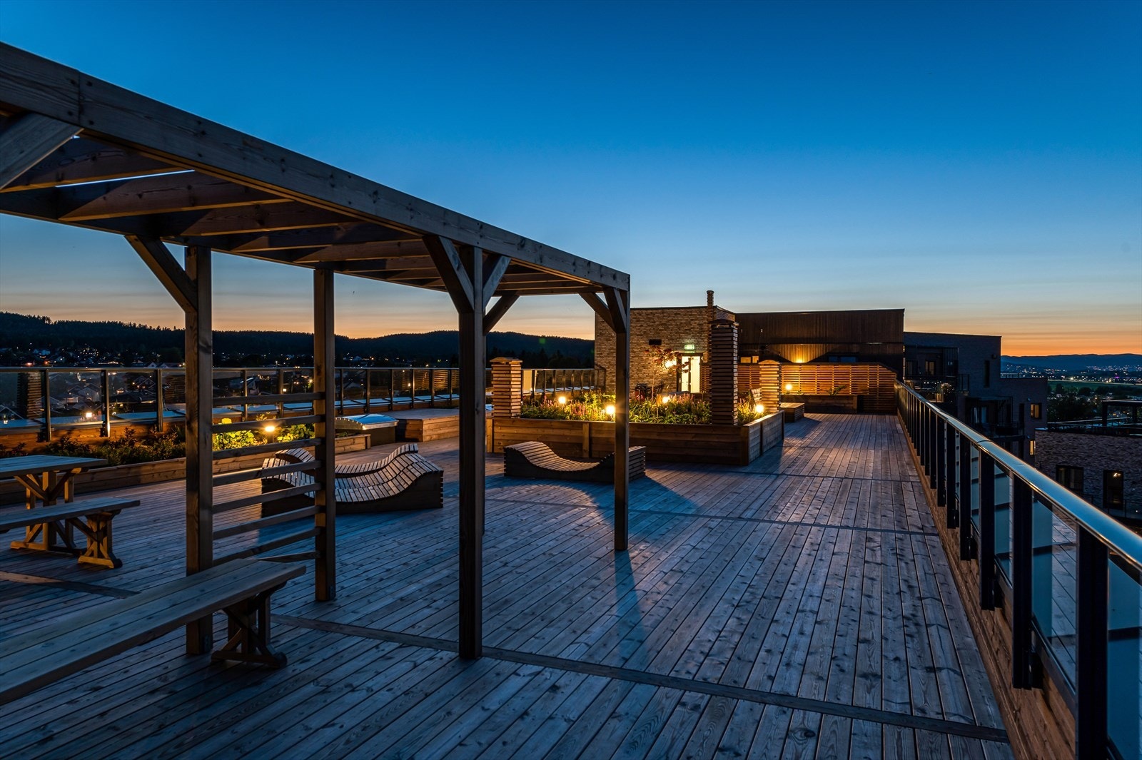 Sommeren er på hell, men fine høstdager kan fortsatt nytes på takterrassen. Tenk en nyttårsaften med disse omgivelsene. Galleribilde