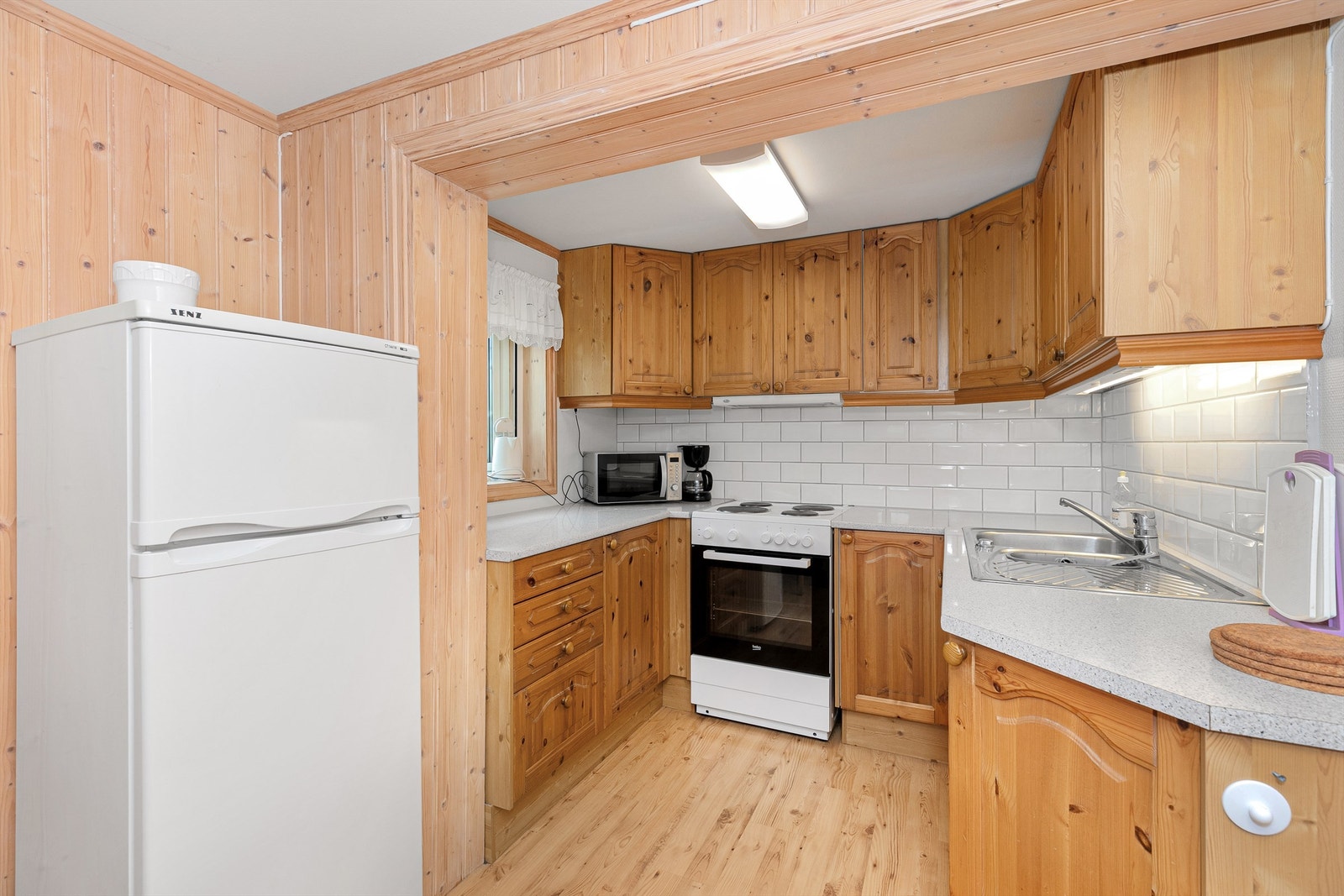 Kjøkken hvor det er godt med både skap - og benkeplass. Galleribilde