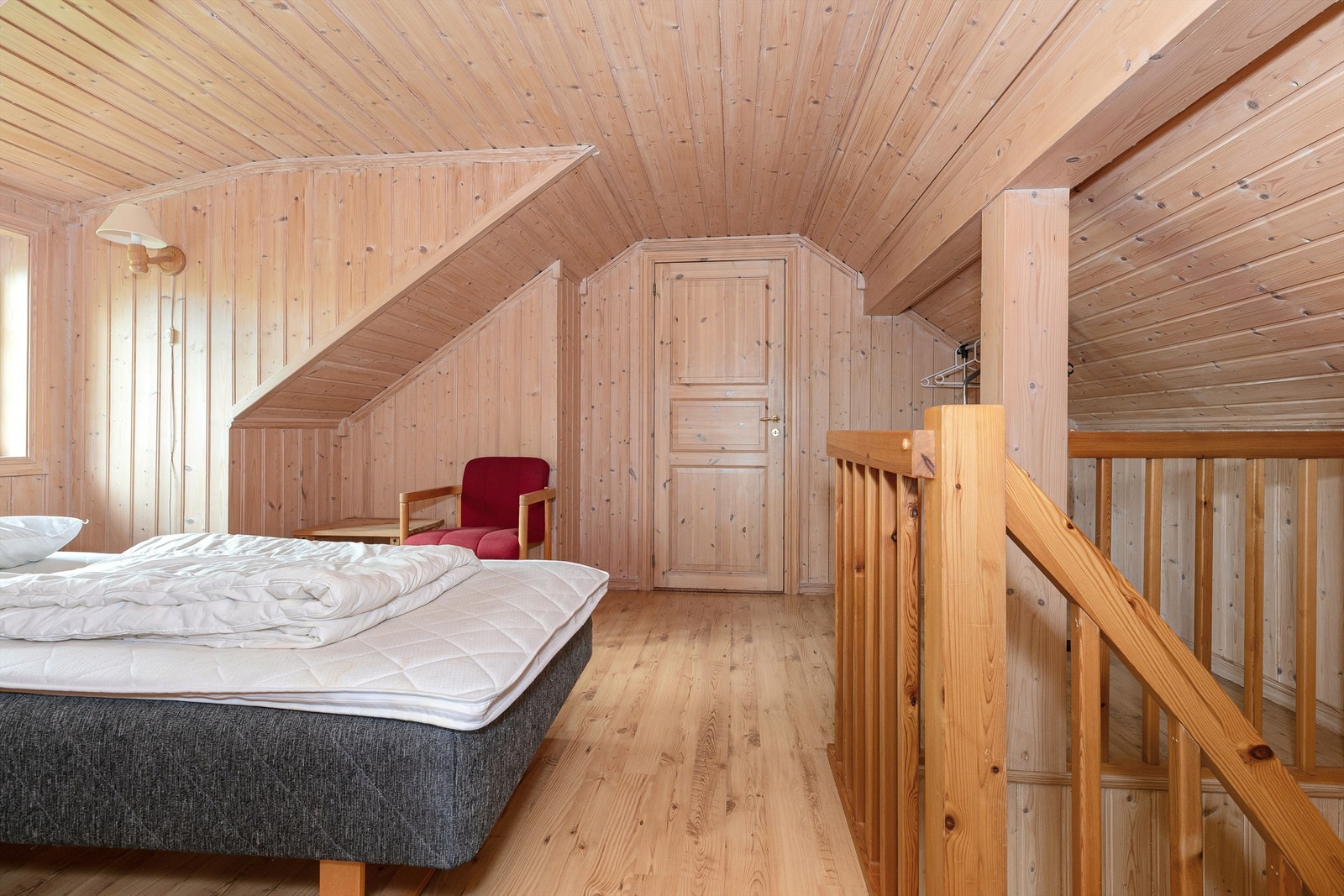 I andre etasje finner du en romslig loftstue Galleribilde