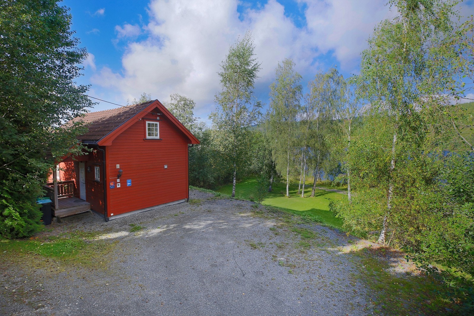 Eiendoommen har en romligs gårdplass hvor det rom for flere biloppstillingsplasser. Galleribilde