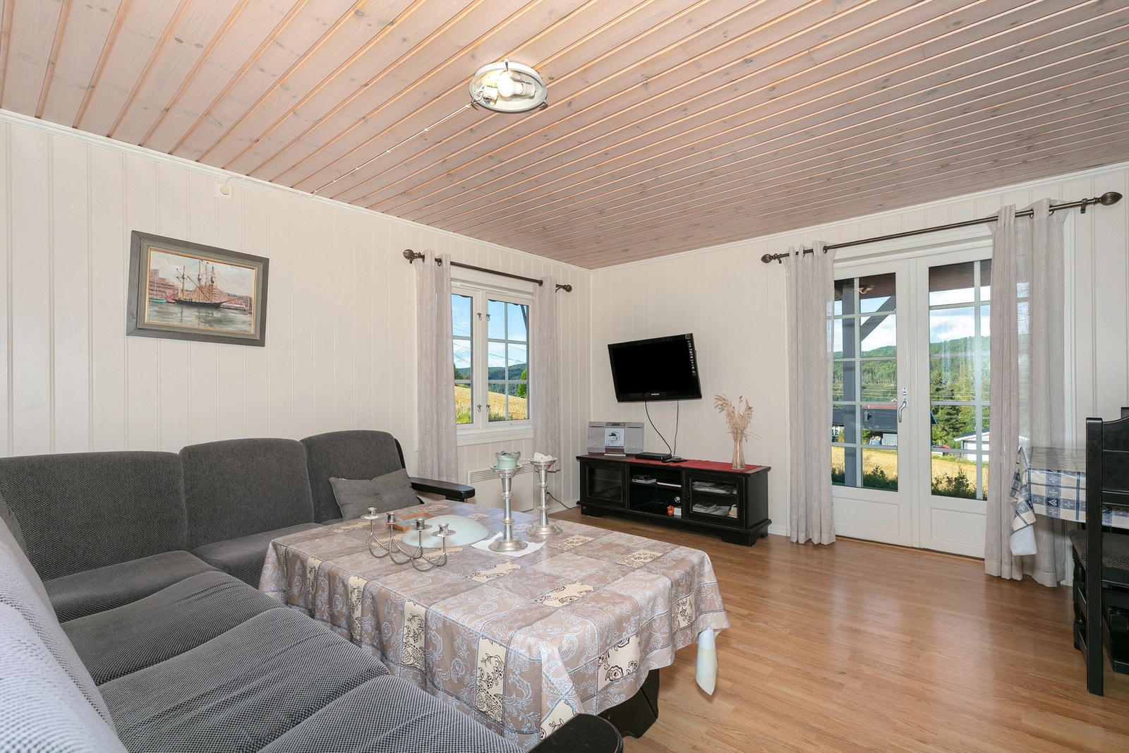 Stue - Fra stuen er det utgang til markterrasse og hage Galleribilde