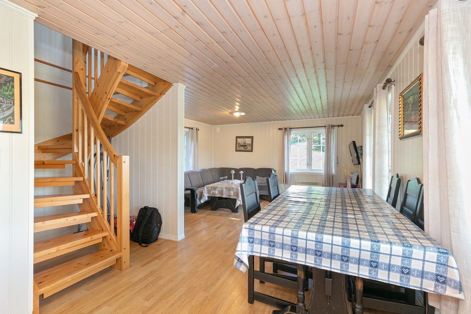 Åpen løsning mellom stue og kjøkken Galleribilde