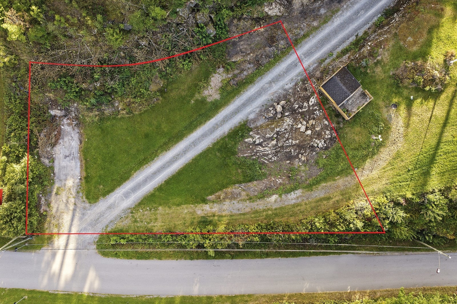 Grusveien omlegges til venstre side langs hovedvei. Illustrasjonsbilde av tomtegrense. Noe avvik kan forekomme. Galleribilde