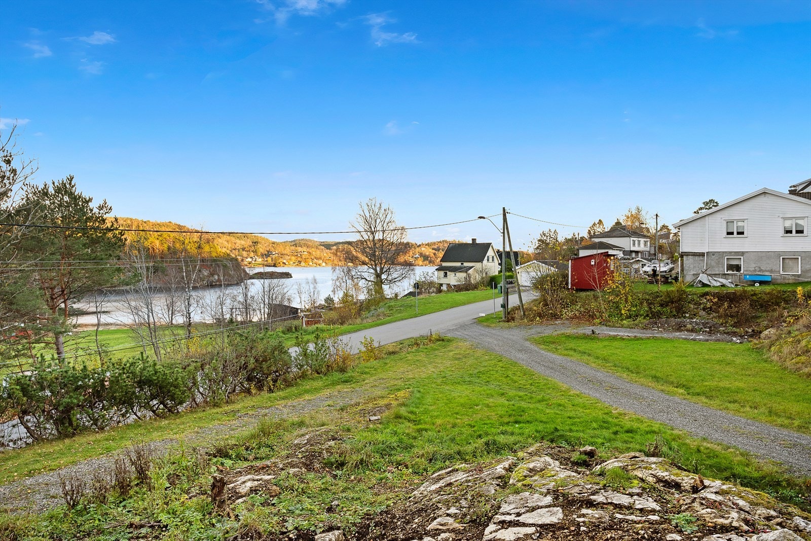 Tomten ligger et steinkast unna Kotøya med fine bademuligheter, turområder og badestrand. Galleribilde