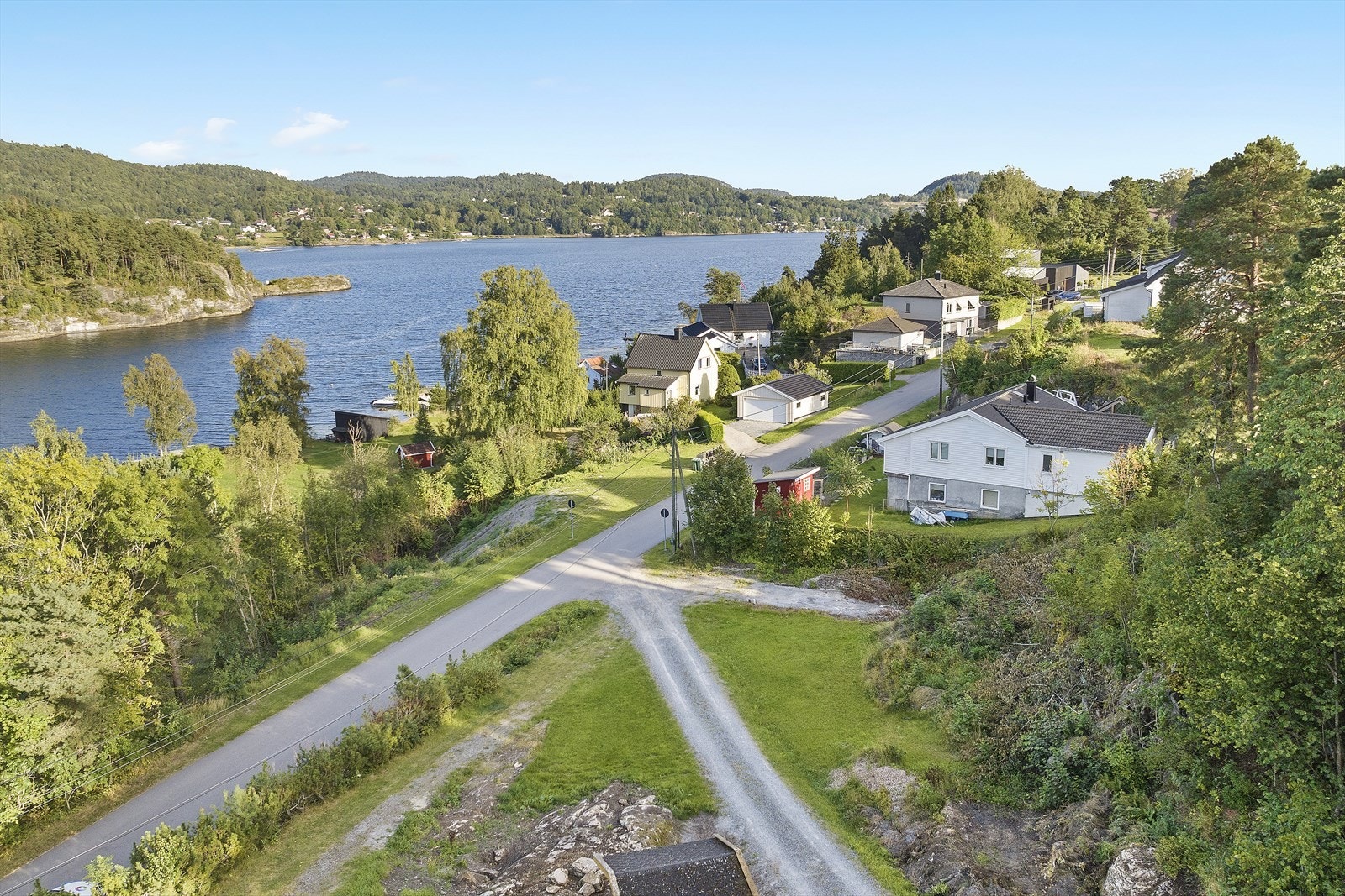 Tomta er på 1004 kvm og det ligger ingen byggeklausul i området. Galleribilde