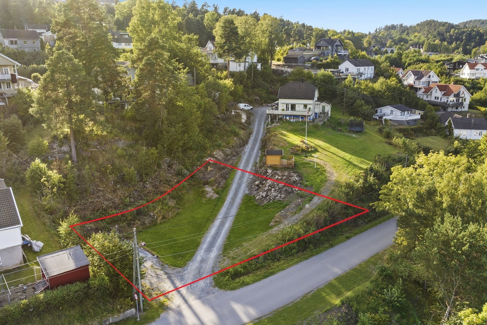 Eier har fått godkjent byggesøknad på nabotomten og grusveien som går gjennom denne tomten vil omlegges fortløpende. Illustrasjonsbilde av tomtegrense. Noe avvik kan forekomme. Galleribilde