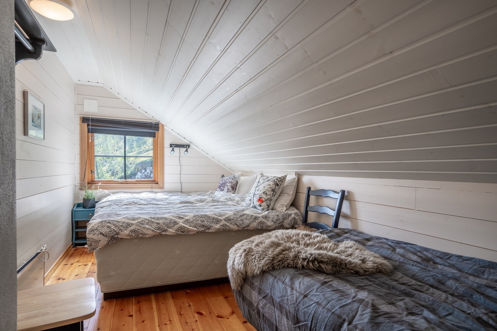 Plass til dobbeltseng og enkeltseng. Galleribilde