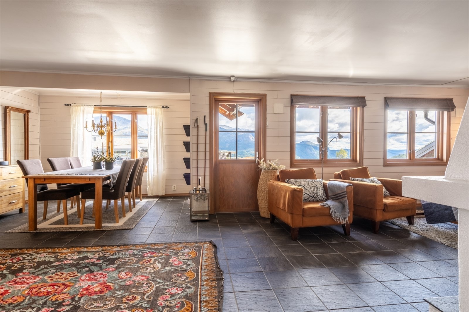 Leiligheten har store vindusflater som gir et åpent og lyst preg. Galleribilde