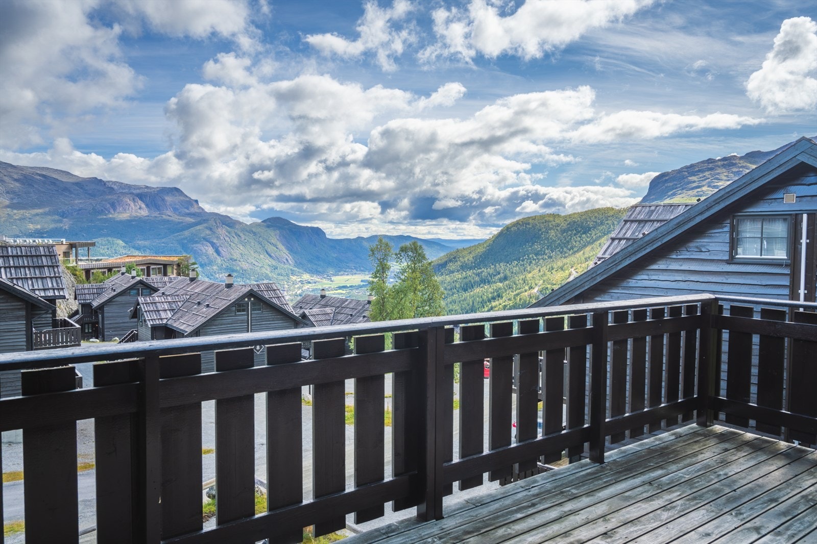 Flott fjellutsikt fra terrassen. Galleribilde