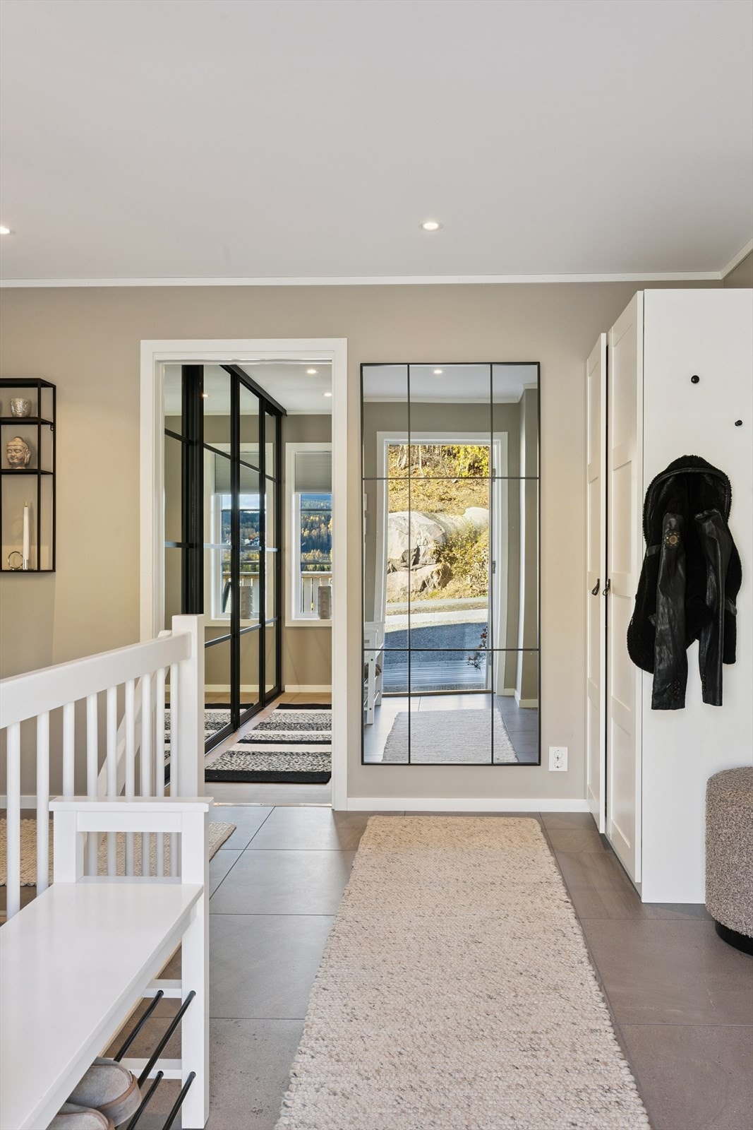 Entré med flislagt gulv ønsker deg velkommen inn. Gjestetoalett ligger vegg i vegg. Galleribilde