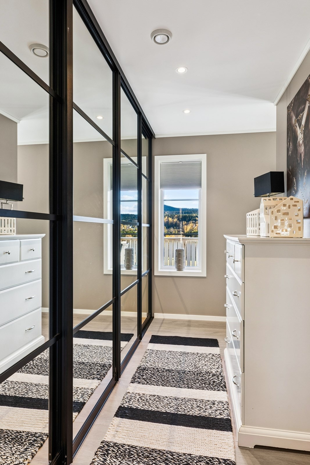 Garderobe hovedsoverommet. Galleribilde