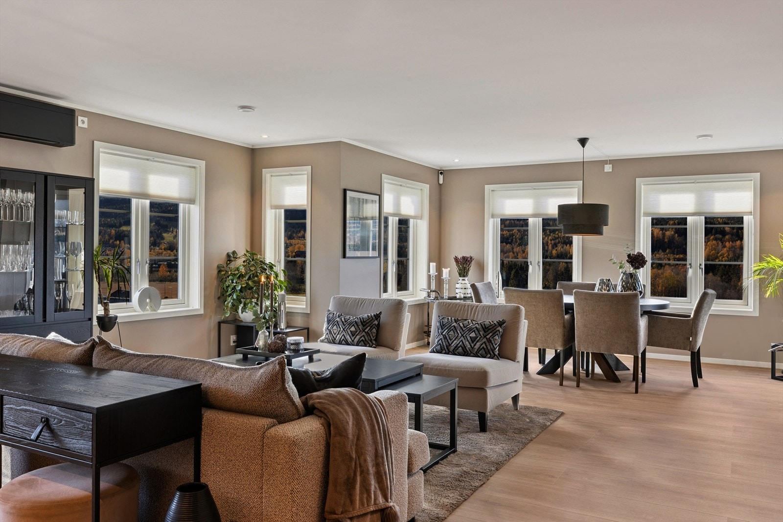 Velkommen! Her får du en enebolig med gjennomgående høy standard som er vesentlig påkostet siden den var ny. Foto Efkt (Paul Smith) Galleribilde